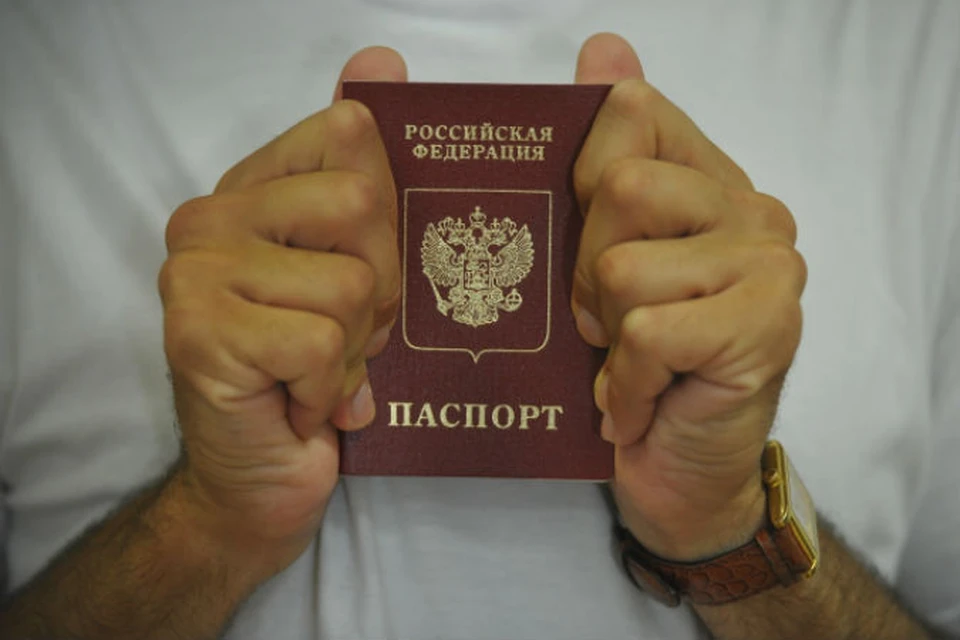 Ребенку, достигшему 14-летия, надлежит самостоятельно расписаться в своем паспорте.