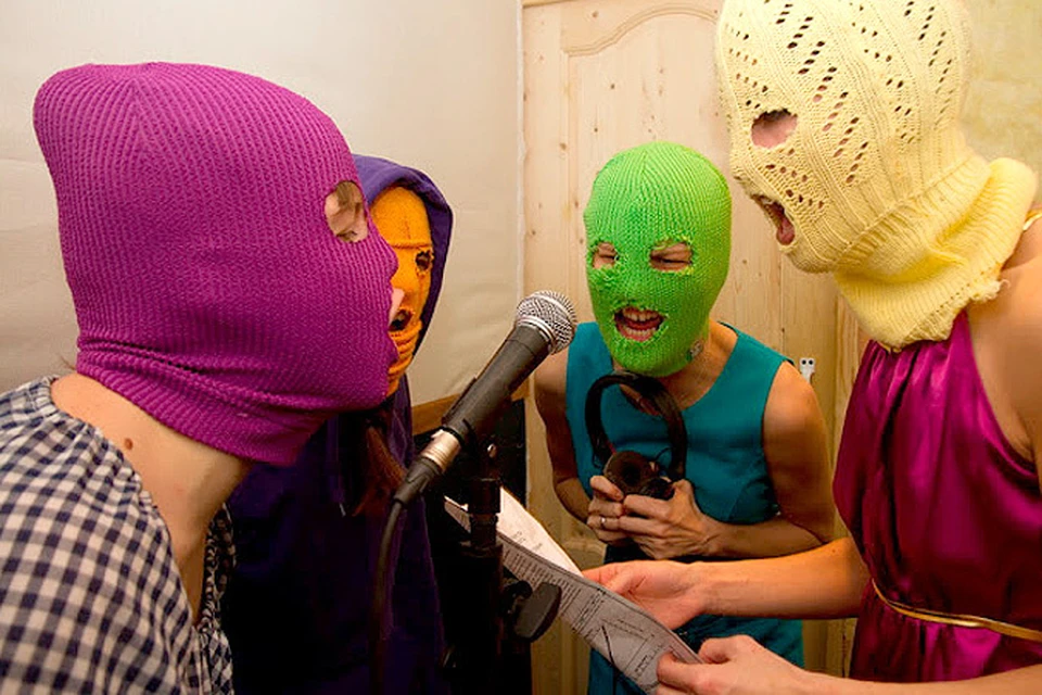 Девушки из группы Pussy Riot за записью альбома