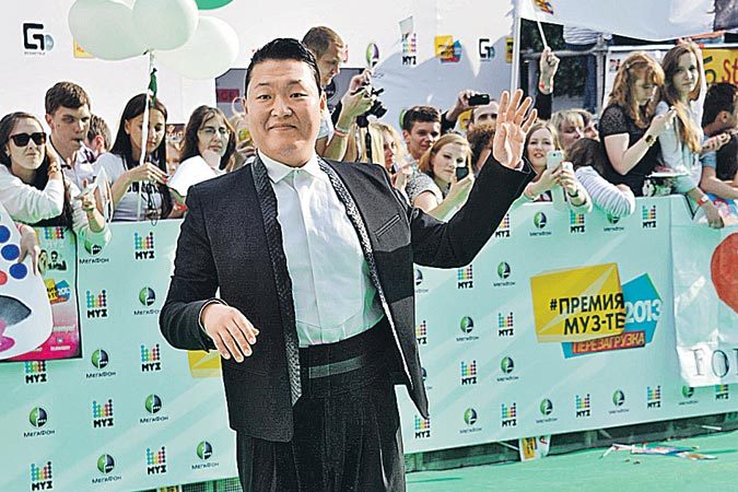 На зеленую дорожку премии Муз-ТВ PSY вышел без очков, чтобы показать поклонникам истинное лицо.