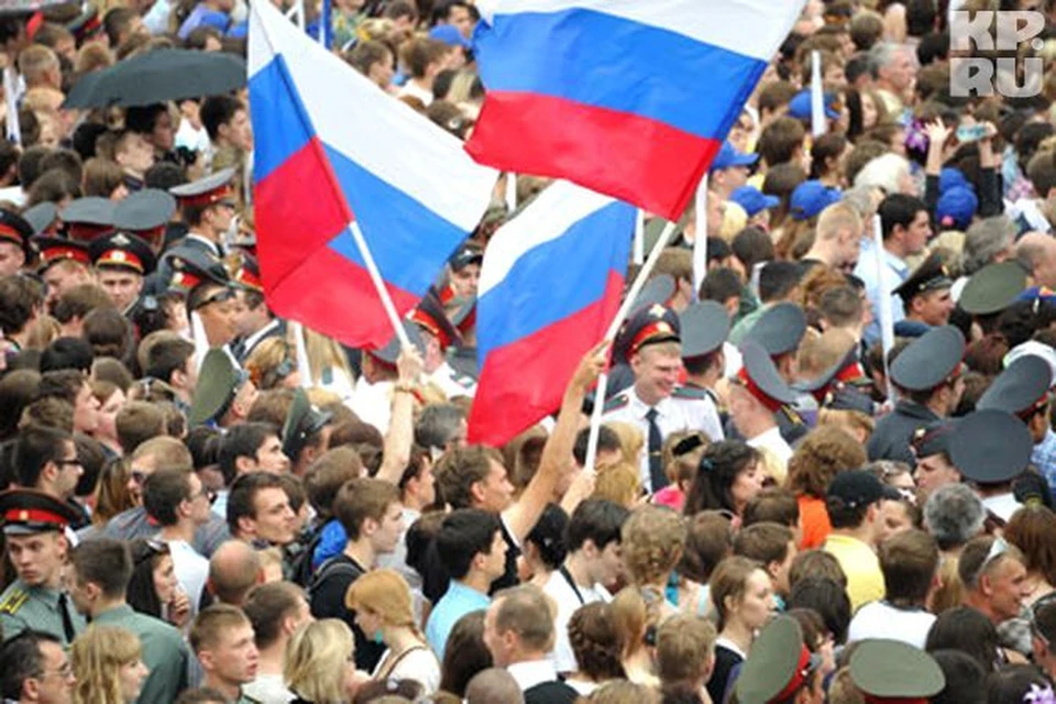 Митинги 2017. Толпа с флагами. Толпа с флагами России. Митинг 12 июня. Толпа с русскими флагами.