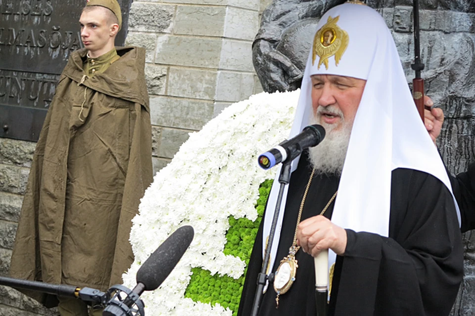 Патриарх Кирилл напомнил у Бронзового солдата о подвиге советских воинов