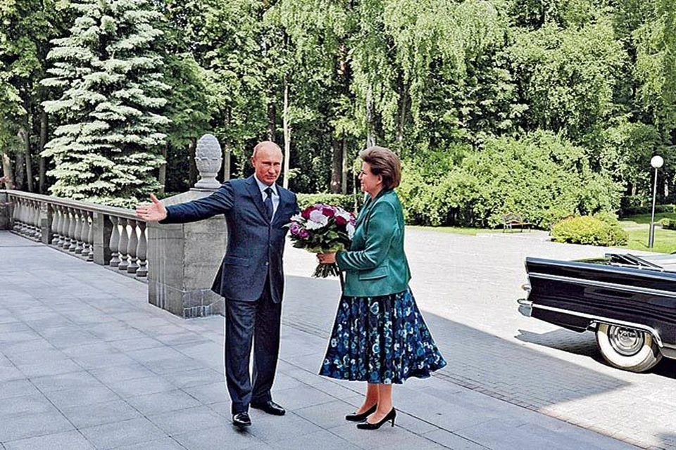 Владимир Путин встретил первую женщину-космонавта Валентину Терешкову на пороге президентской резиденции с большим букетом цветов.