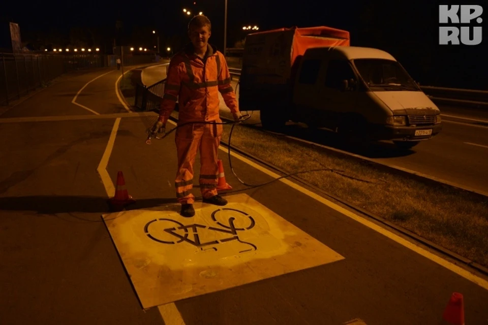 Дорожники завершают разметку велодорожки на Южной набережной Ижевска