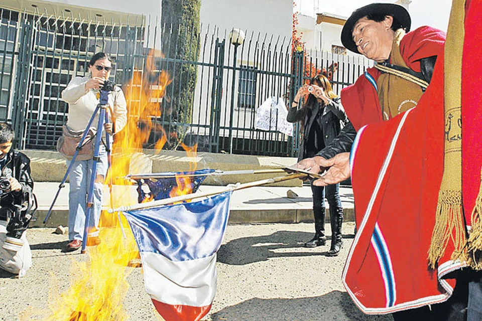 Перед французским посольством в столице Боливии Ла-Пасе пикетчики сожгли флаги Франции и ЕС.