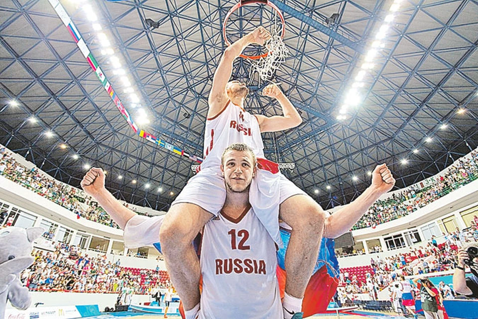 Золотая сетка на память. Наши баскетболисты празднуют победу в финале над Австралией.