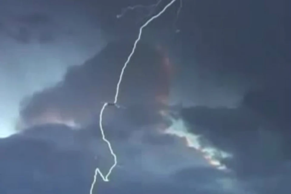Молния попала видео. Молния в Хакасии. Молния бьет в самолет.