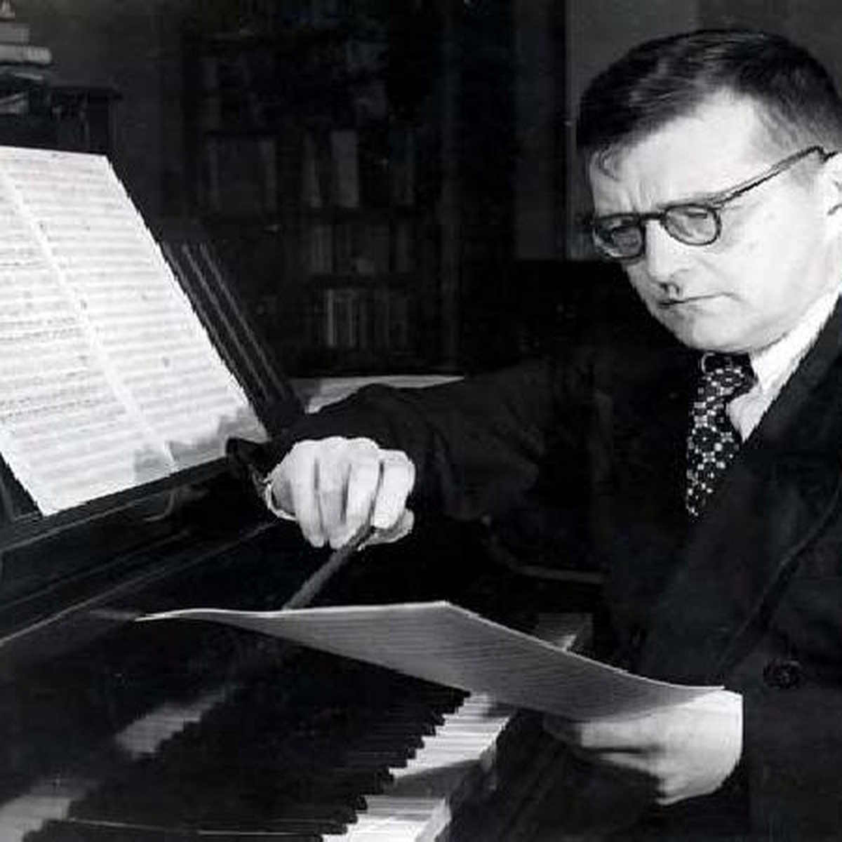 Композитор шостакович биография. Dmitrii Shostakovich. Шостакович композитор.