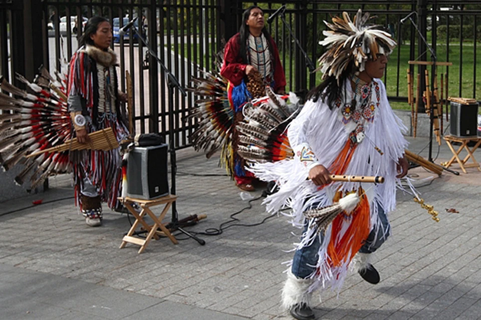 Индеец играет музыку. Перуанские музыканты. Музыкальные инструменты индейцев Эквадора. Перуанские индейцы. Музыка индейцев Перу.