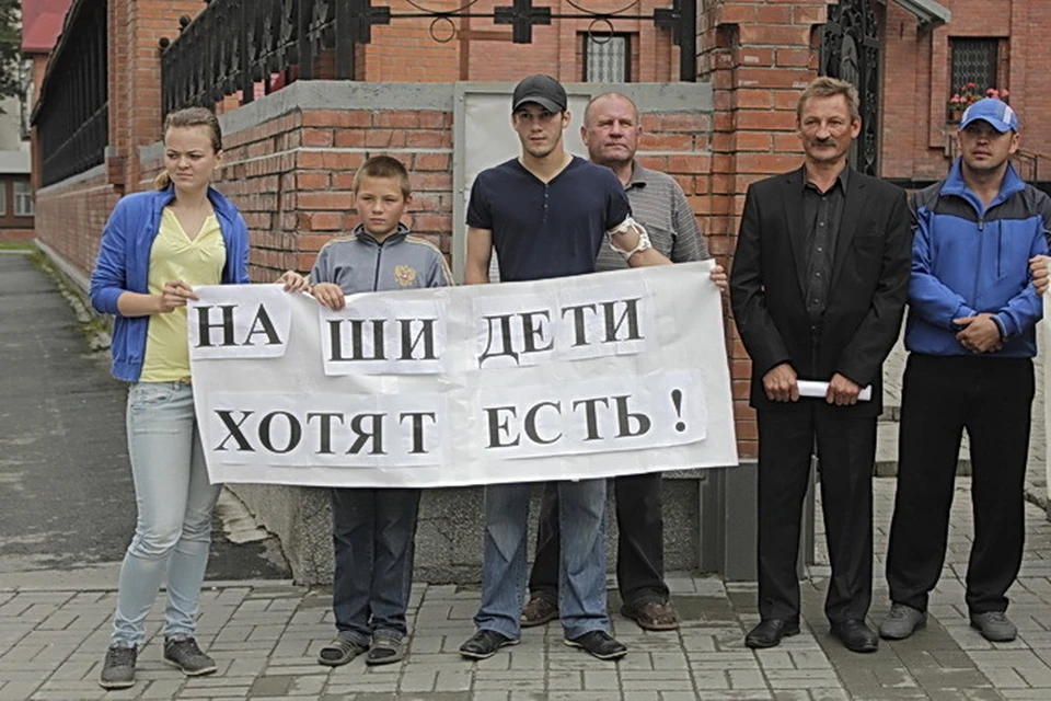 Строители пытаются добиться своих зарплат пикетами.