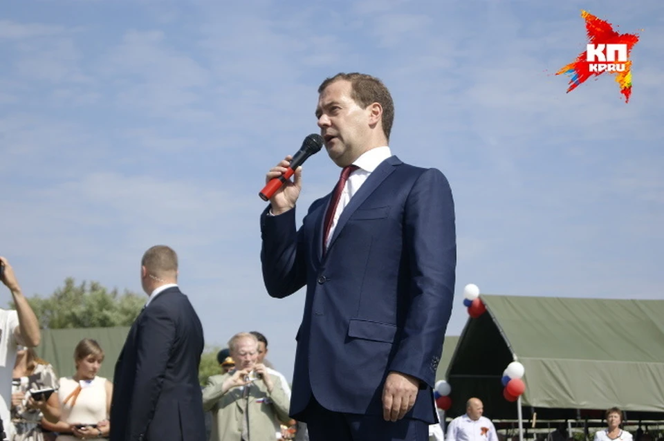 Дмитрий Медведев поехал поздравить ветеранов