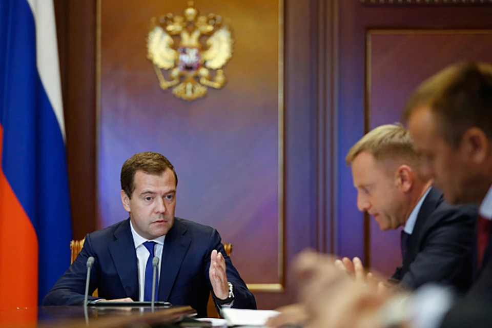 В понедельник, за неделю до начала нового учебного года Дмитрий Медведев обсудил с членами кабмина и рядом губернаторов готовность школ к 1 сентября