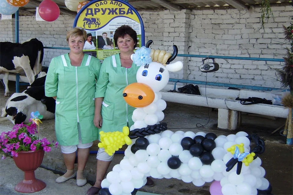 Экспозиция ОАО «АПО «Дружба» на областной выставке была одной из самых привлекательных.  На фото (справа налево): начальник животноводческого комплекса Мария Сергеева и технолог по искусственному осеменению Ирина Васина