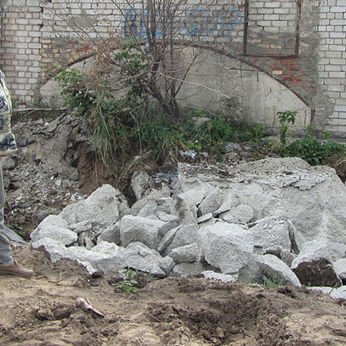 В Воронеже авторынок и гаражи тонут в ливневых водах с окружной дороги -  KP.RU