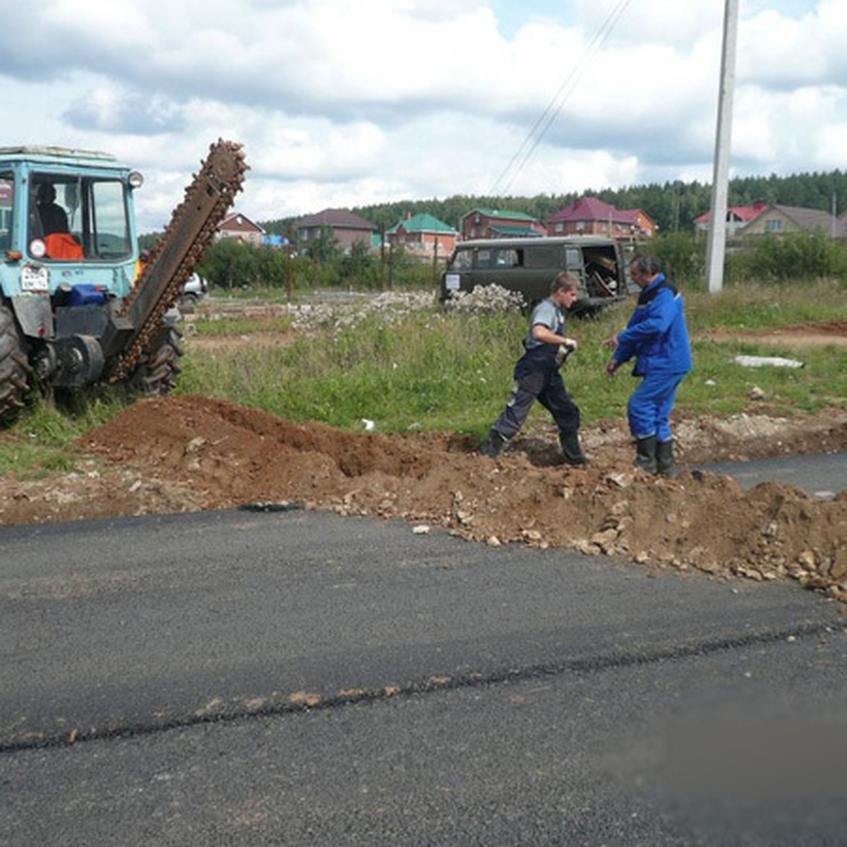 В Челябинской области разрыли свежий асфальт, чтобы уложить провода - KP.RU