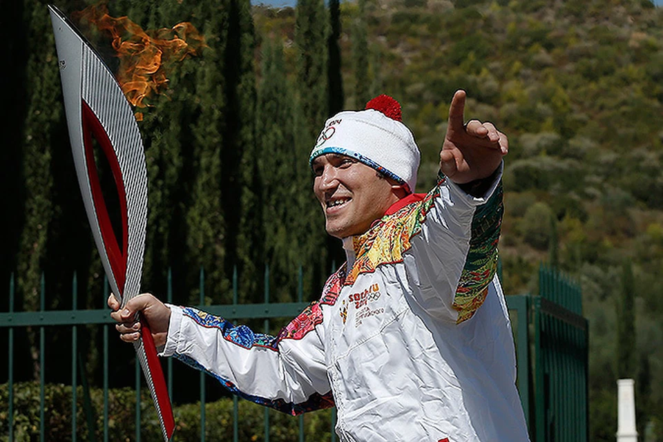 Александр Овечкин с факелом эстафеты олимпийского огня.