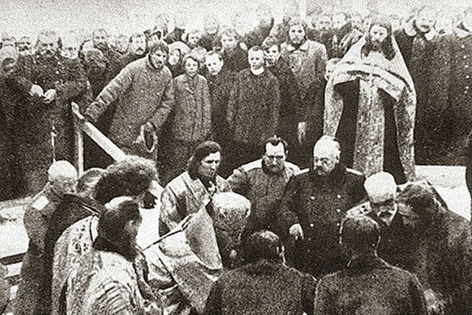 Официально Мурманск родился 4 октября. Но решение
о преобразовании поселка и станции в город было раньше.