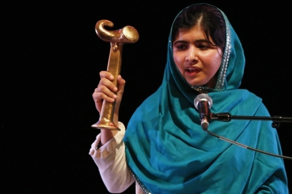 Девушка из Пакистана, которую в прошлом году чуть не убили талибы, получила премию имени Анны Политковской