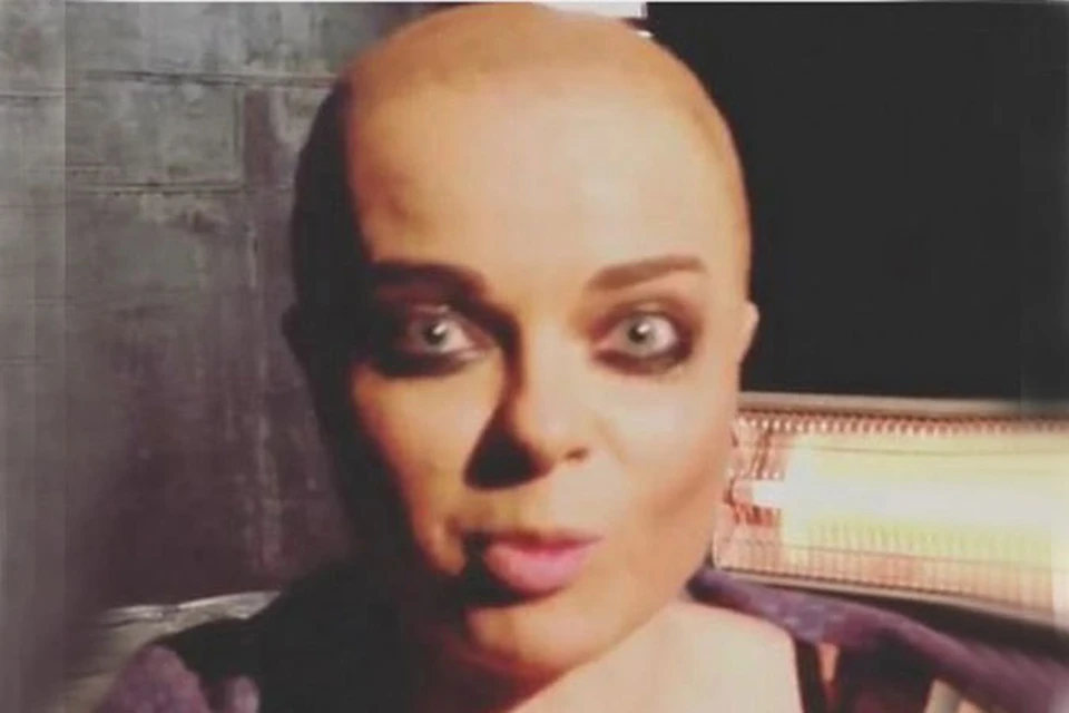 На днях певица выложила Instagram видеоролик, в котором она демонстрирует абсолютно лысый череп