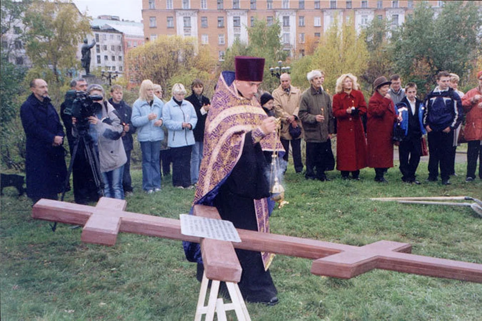 Крест освящает протоиерей Андрей Амелин