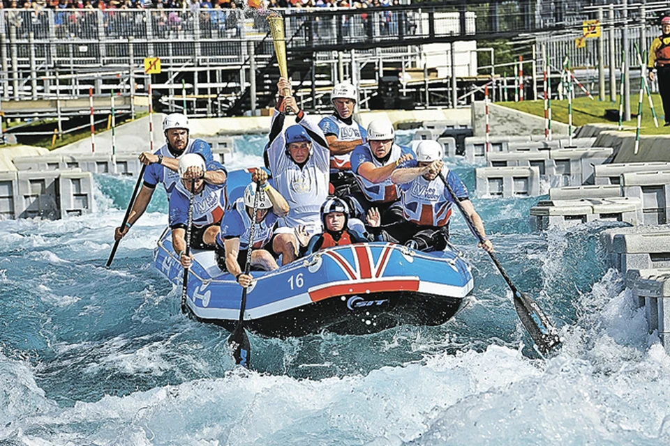 В 2012 году очень не повезло лондонскому олимпийскому факелу. Лодку со спортcменами полностью накрыло волной.