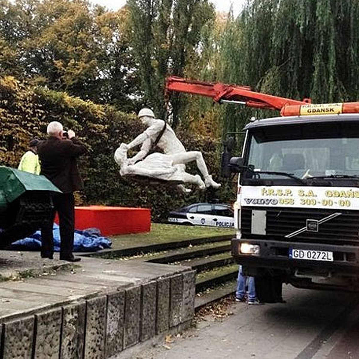 В Польше установили памятник советскому солдату, насилующему женщину - KP.RU