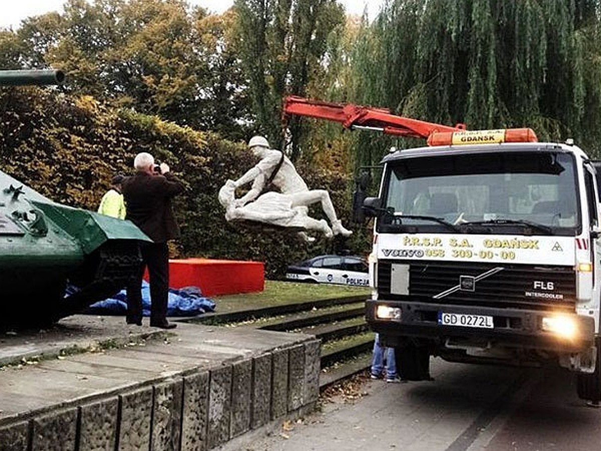 В Польше установили памятник советскому солдату, насилующему женщину - KP.RU