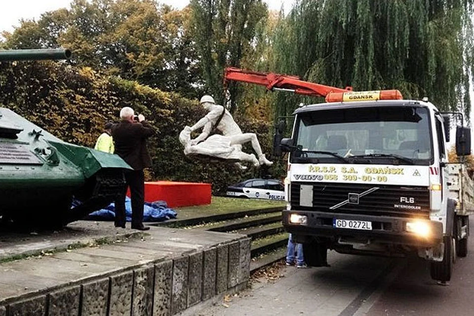 В Польше демонтировали скульптуру советского солдата - насильника