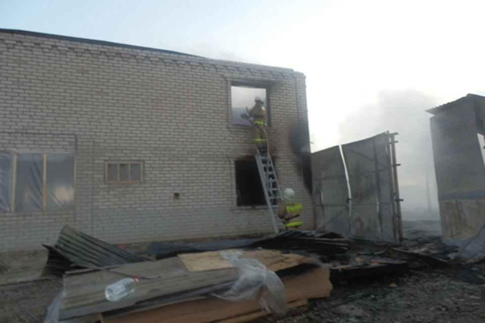 После того, как пожар потушили, огнеборцы начали осматривать развалины