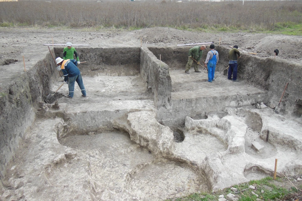 Едва археологи сняли верхний слой почвы, как сразу же наткнулись на удивительные находки