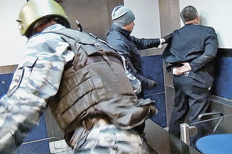 Кадр оперативной съемки: вчера в центральном офисе «Мастер-банка» прошли обыски и задержания.