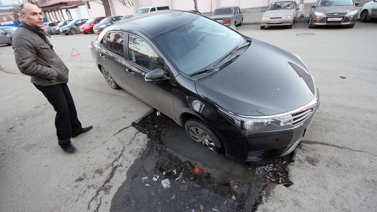 В центре Челябинска водителей караулит коварная яма - KP.RU