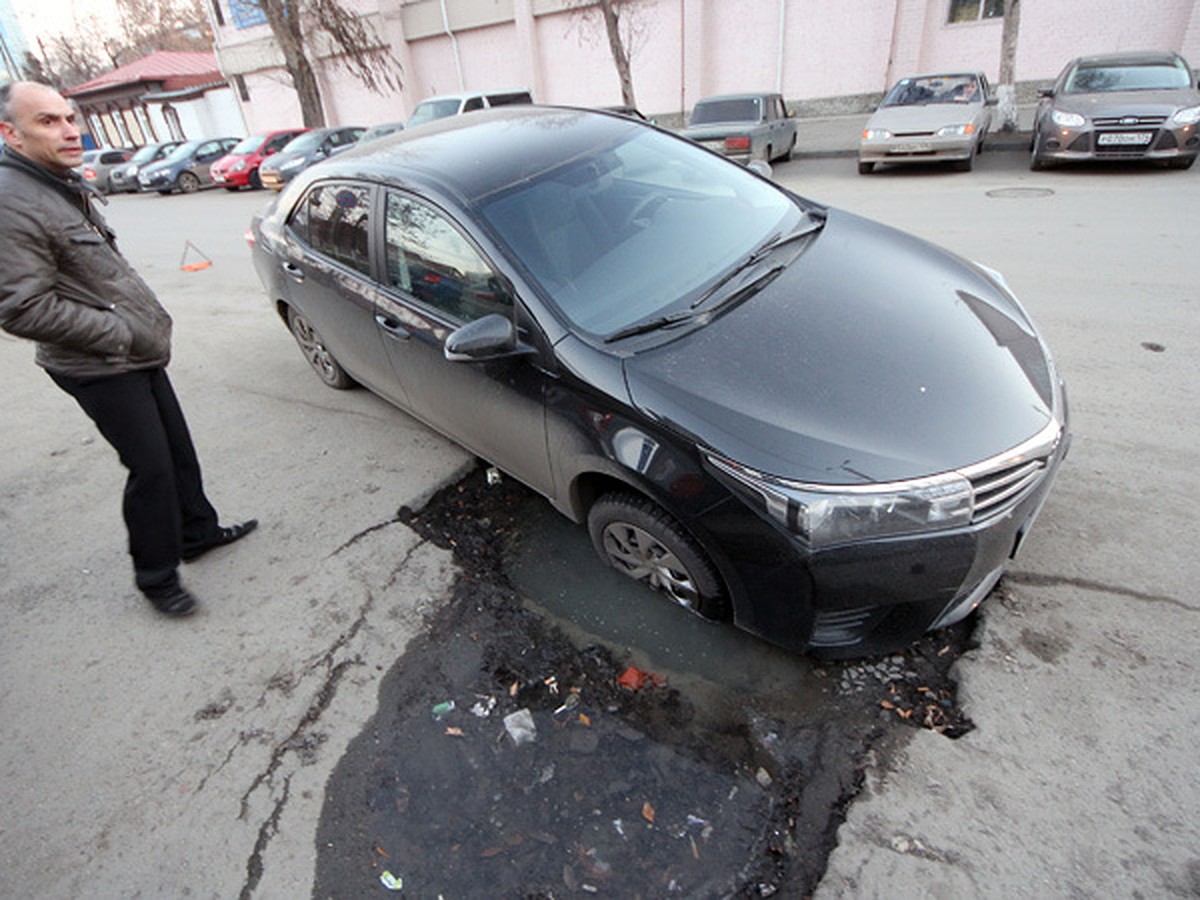 В центре Челябинска водителей караулит коварная яма - KP.RU