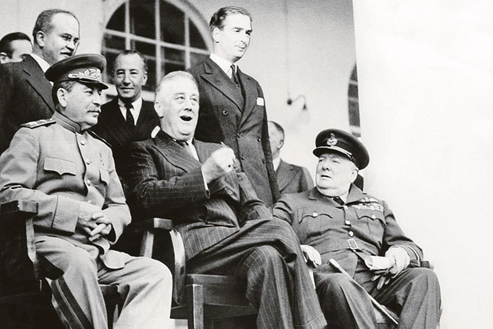 К 1943 году США и Британия в лице Франклина Рузвельта (в центре) и Уинстона Черчилля (справа) уже поняли, что судьбы мира без участия Москвы (тогда - в лице Сталина - слева) не решаются. Сегодня Америке и Евросоюзу приходится понимать это заново...