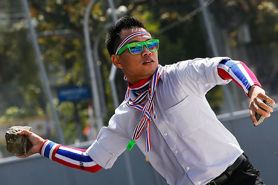 В воскресенье антиправительственная оппозиция в Таиланде, требующая немедленной отставки действующего кабинета и премьер-министра Йинглак Чинават, начала масштабную акцию протеста