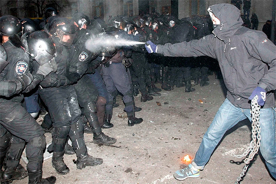 Первое декабря. Мятежники штурмуют кордон "Беркута" в центре Киева.