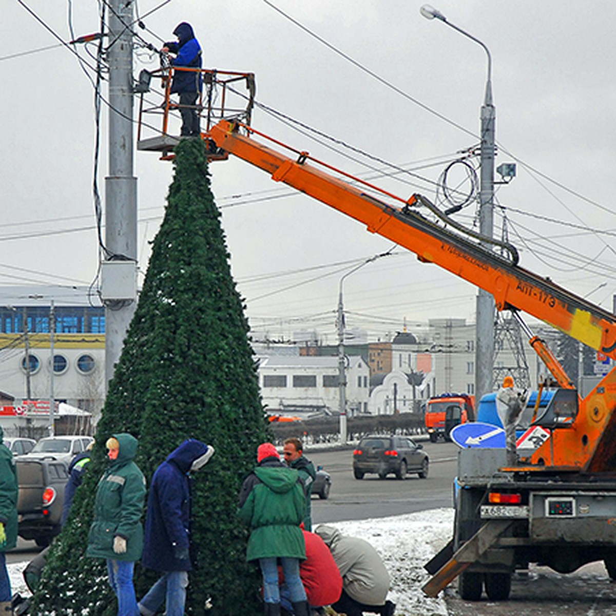 Из-за теплой зимы новогодние городки в Уфе готовы строить из фанеры и  пенопласта - KP.RU