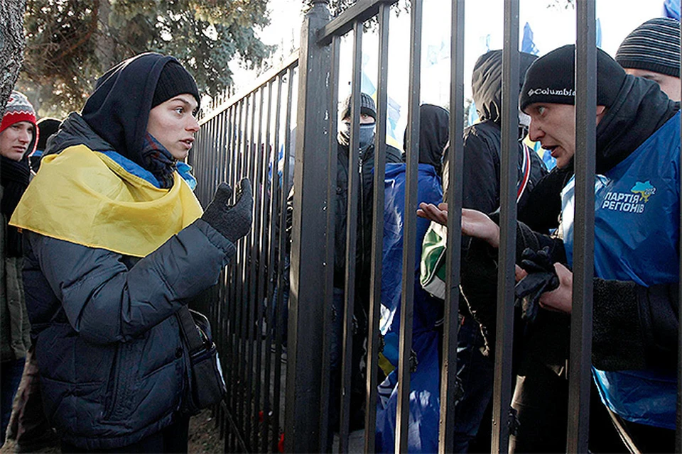Эмоциональное общение сторонников и противников евроинтеграции на улицах Киева.