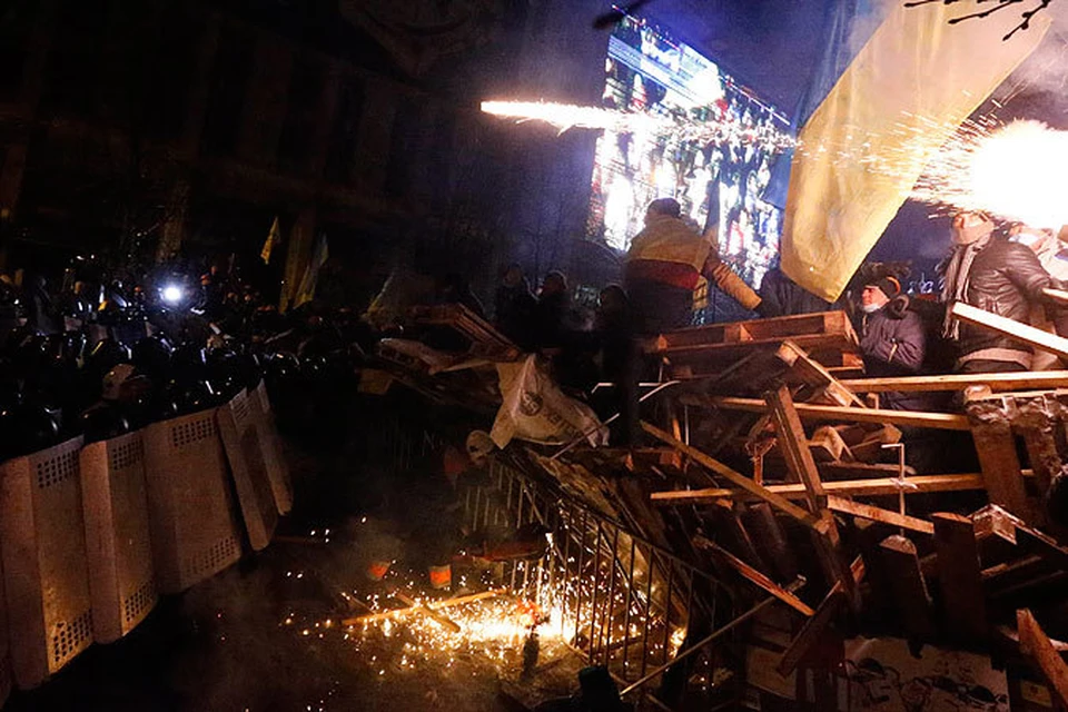 Ночные "подвиги" киевской милиции с наступлением дня оказались безрезультатны - Майдан вновь в руках протестующих, здание городской администрации тоже удалось отстоять