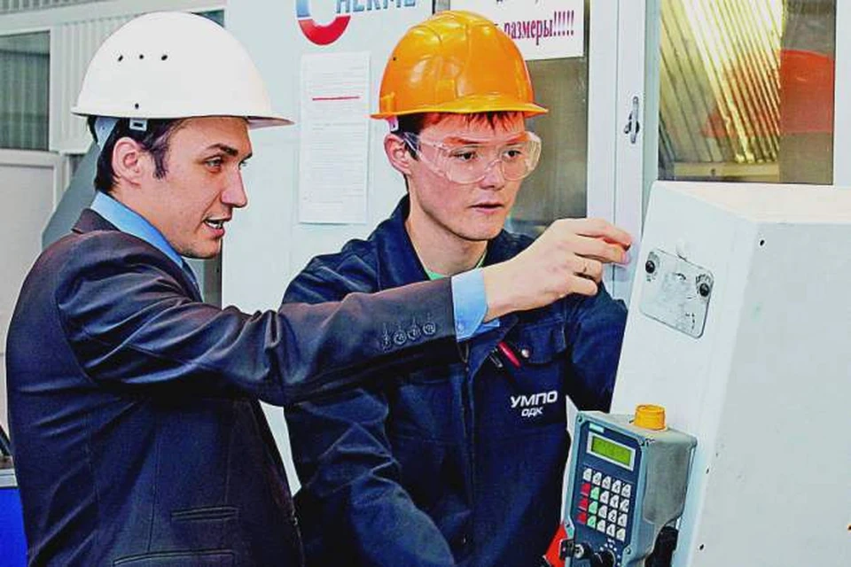Замначальника цеха Максим Игнатьев (слева) и оператор Артур Набиуллин отслеживают процесс сверловки колец на станке с ЧПУ