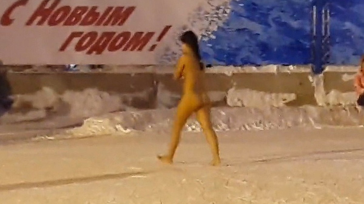 На лед главного катка Новосибирска вышла голая девица - KP.RU