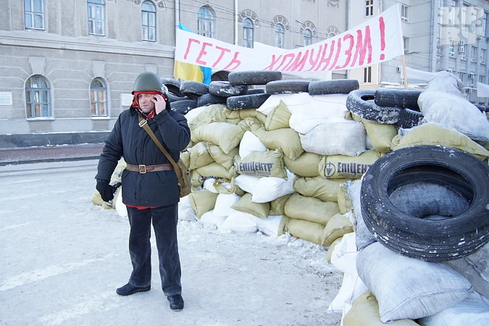 Баррикады стоят напротив областной администрации