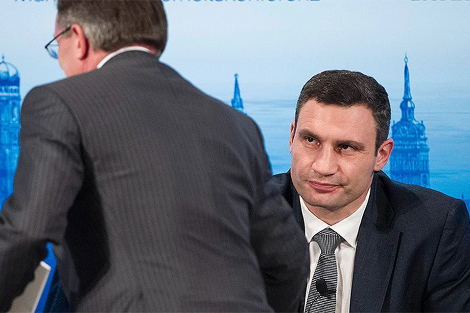 Виталий Кличко тяжело смотрит на министра иностранных дел Украины Леонида Кожара во время пресс-конференции в Мюнхене
