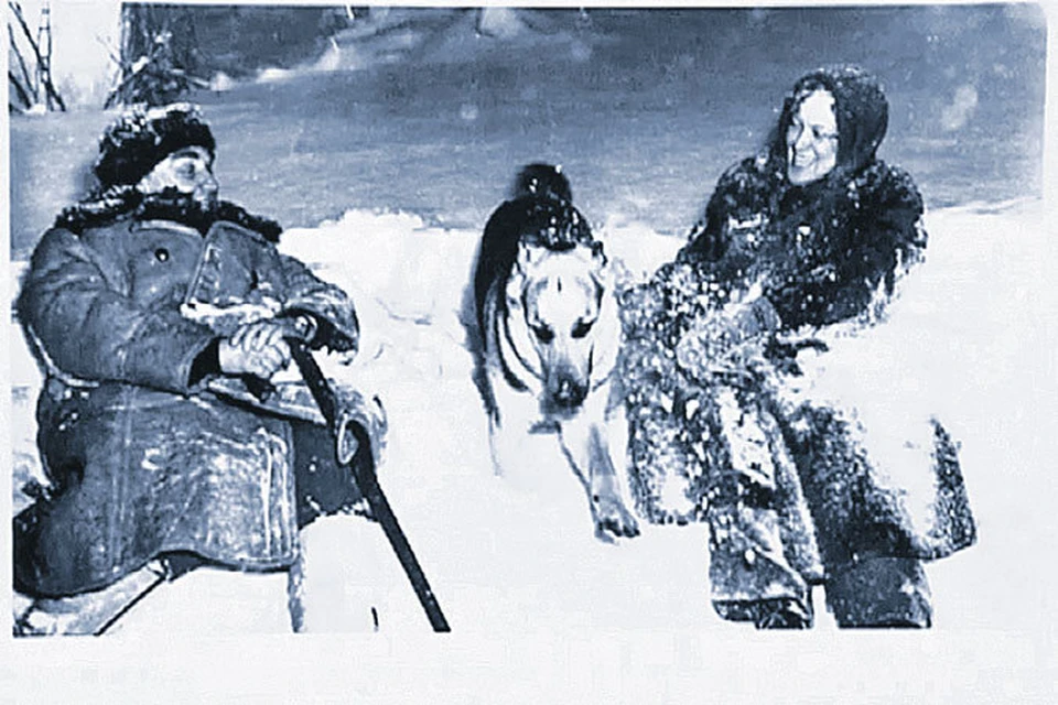 Александров и Орлова в лесу возле загородного дома с овчаркой Корой.