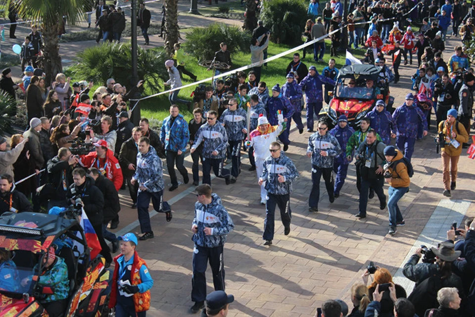 Эстафету олимпийского огня в Сочи принял министр обороны России Сергей Шойгу. Эстафета в Сочи очень отличается от красноярской: два электромобиля и кортеж, в сопровождении которого бежит факелоносец. Народ бежит рядом со всех сторон!