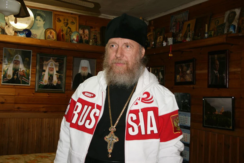 Раб божий. Священник кадит храм. Легко ли стать поэтом. Батюшка в церкви. Как стать попом.