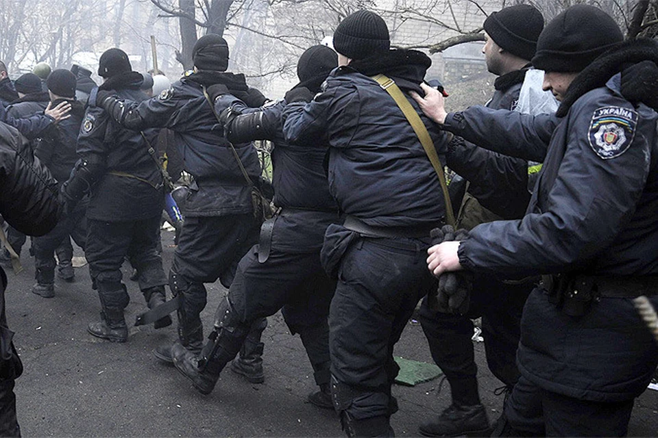 20 февраля. Колонна пленных сотрудников Внутренних войск проходит к Майдану
