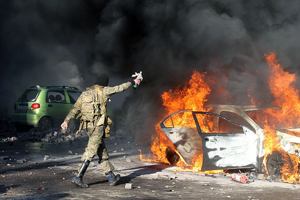 В первые дни боестолкновений над центром киева поднимался жирный черный едкий дым.