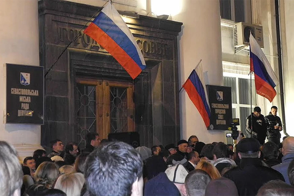 Российские флаги на здании Городского совета депутатов в Севастополе