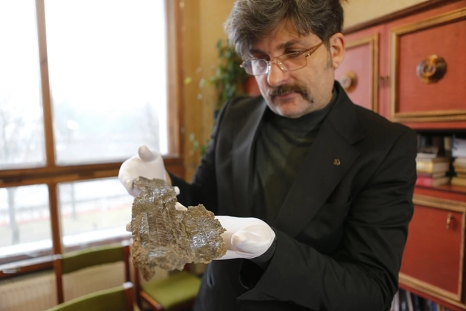 Археолог Константин Скворцов показывает уникальный экспонат.