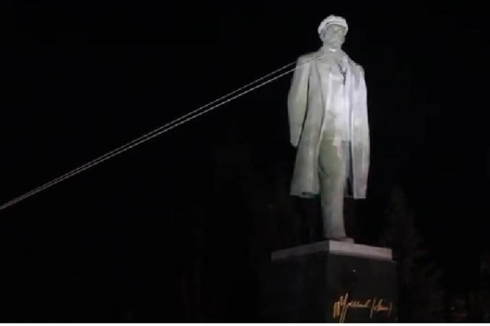 Так что зря украинские националисты ломают памятники Ленину и воинам-освободителям